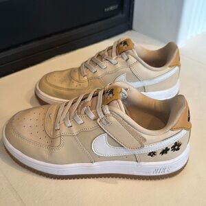 YOUTH NIKE AIR FORCE ONE AF1 LOW SANDDRIFT / WHITE FZ1615-100